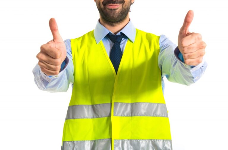 worker-with-thumb-up_1368-5611